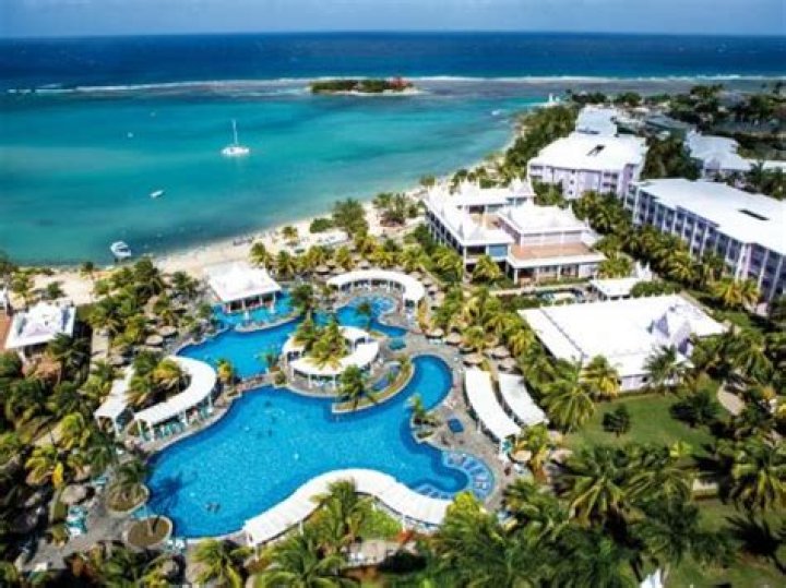 Holiday Inn Unspree All-Inclusive Resort in Montego Bay: Your Ultimate Caribbean Getaway